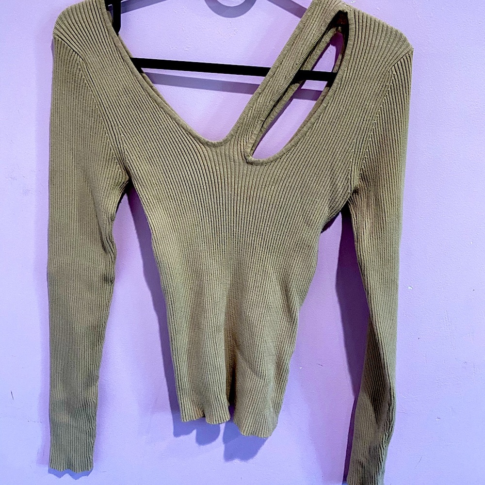 Long sleeve opened shoulder top